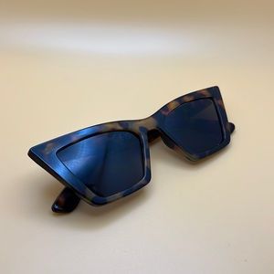 classic tortoise shell sunglasses with black polarized lenses UV400